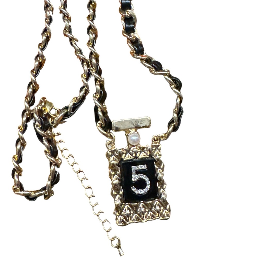 Elegant Gold and Black Pendant Necklace